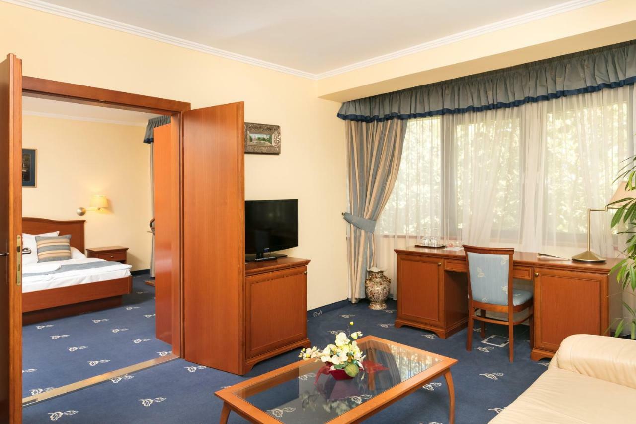 Hotel Kalvaria Superior Gyor Luaran gambar